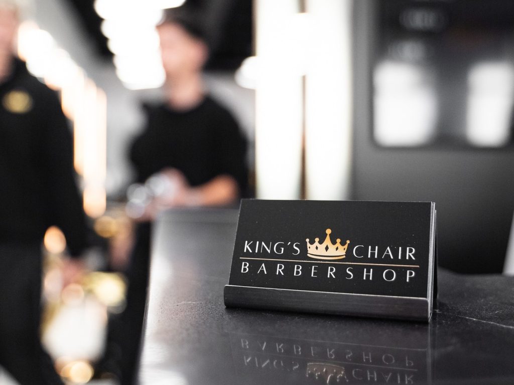 Barbería premium cerca de ti que ofrece cortes de pelo, recortes de barba y afeitado con toalla caliente en Mississauga y Vaughan