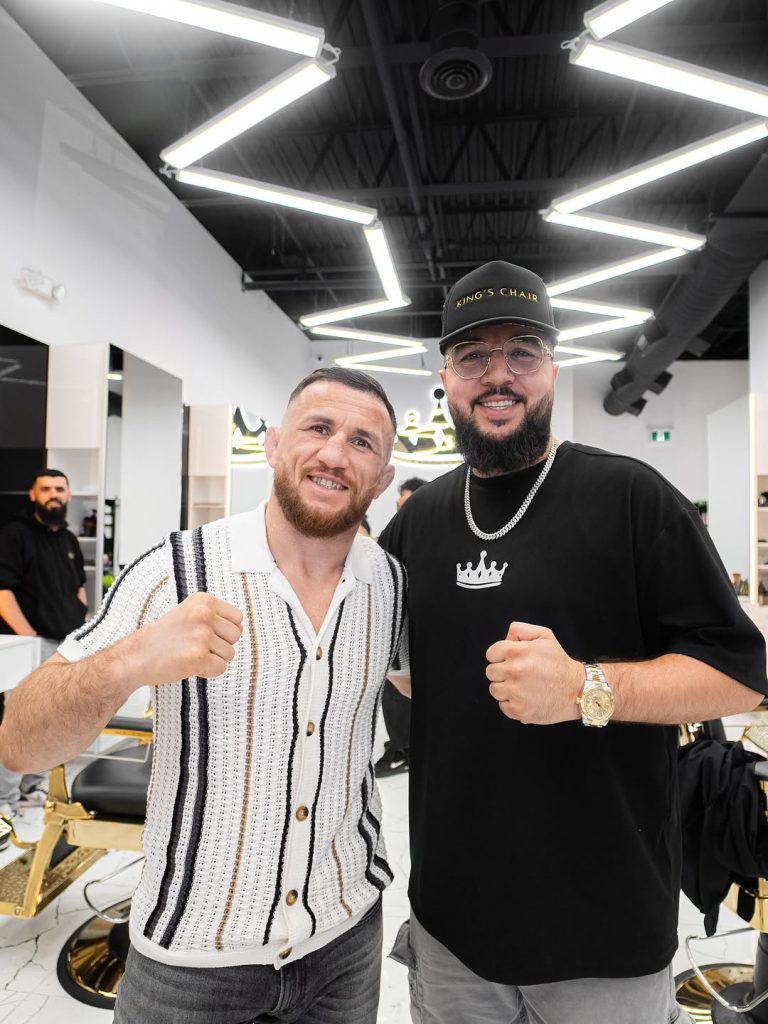 Merab Dvalishvili recibe un corte de pelo preciso en King's Chair Barbershop