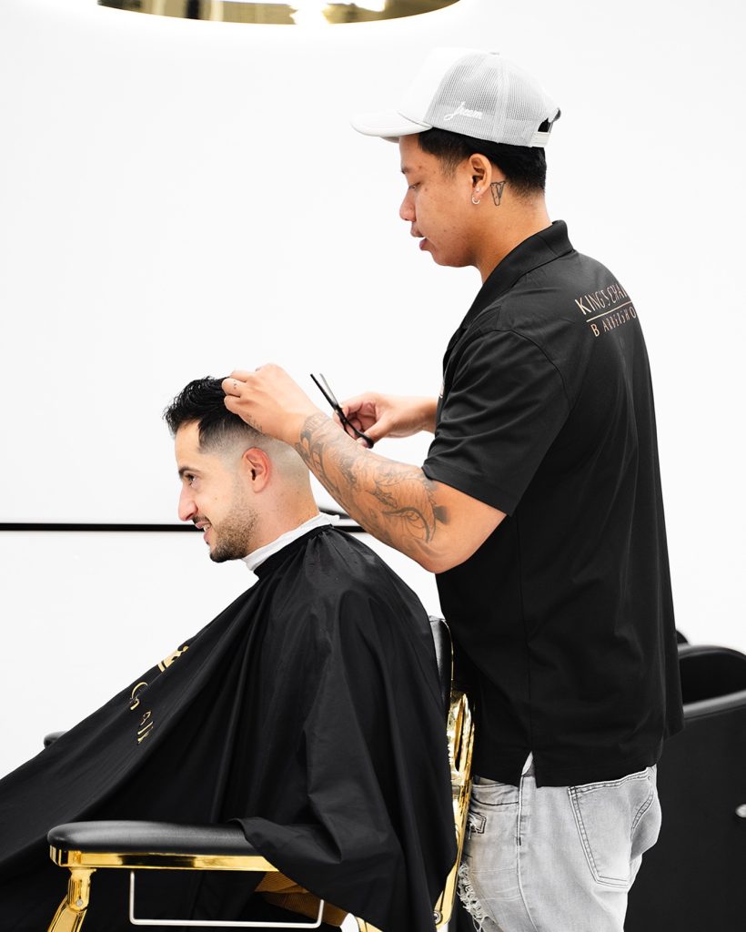 Hombre con un corte de pelo degradado clásico en King's Chair Barbershop en Mississauga