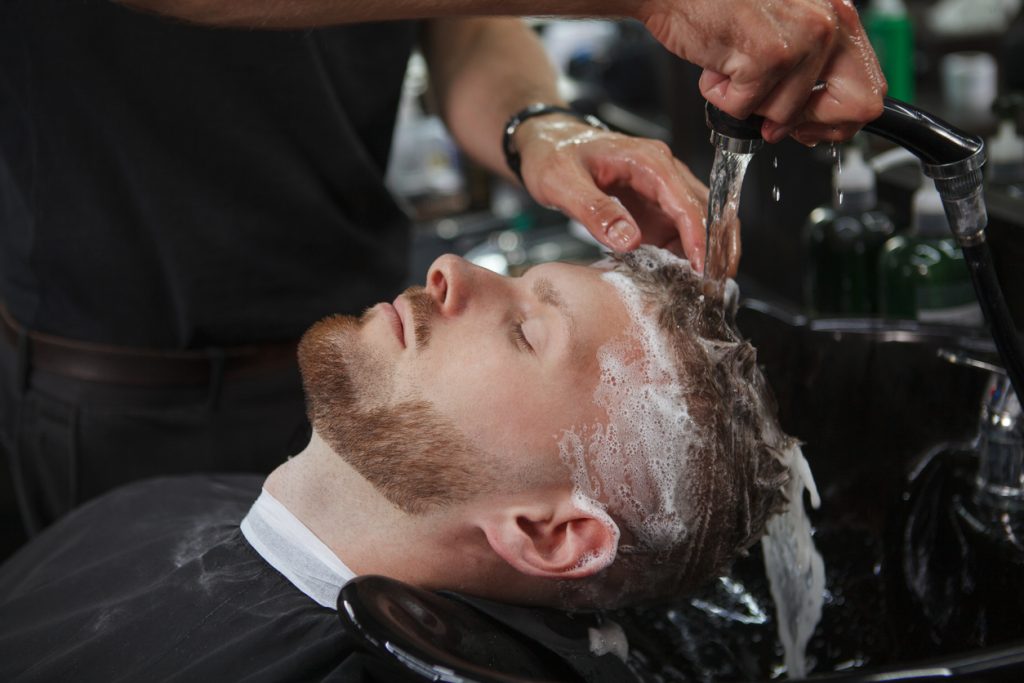 ¿Deberías lavarte el pelo antes de un corte? Descubre los consejos de expertos de King's Chair Barbershop en Mississauga y Vaughan para obtener los mejores resultados.